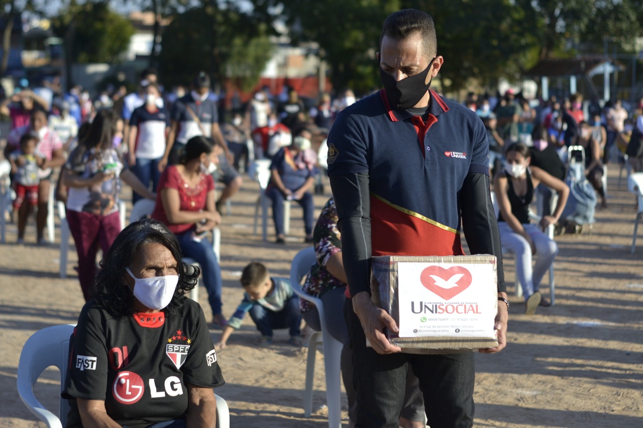 Voluntários distribuem mil cestas básicas a famílias afetadas pela