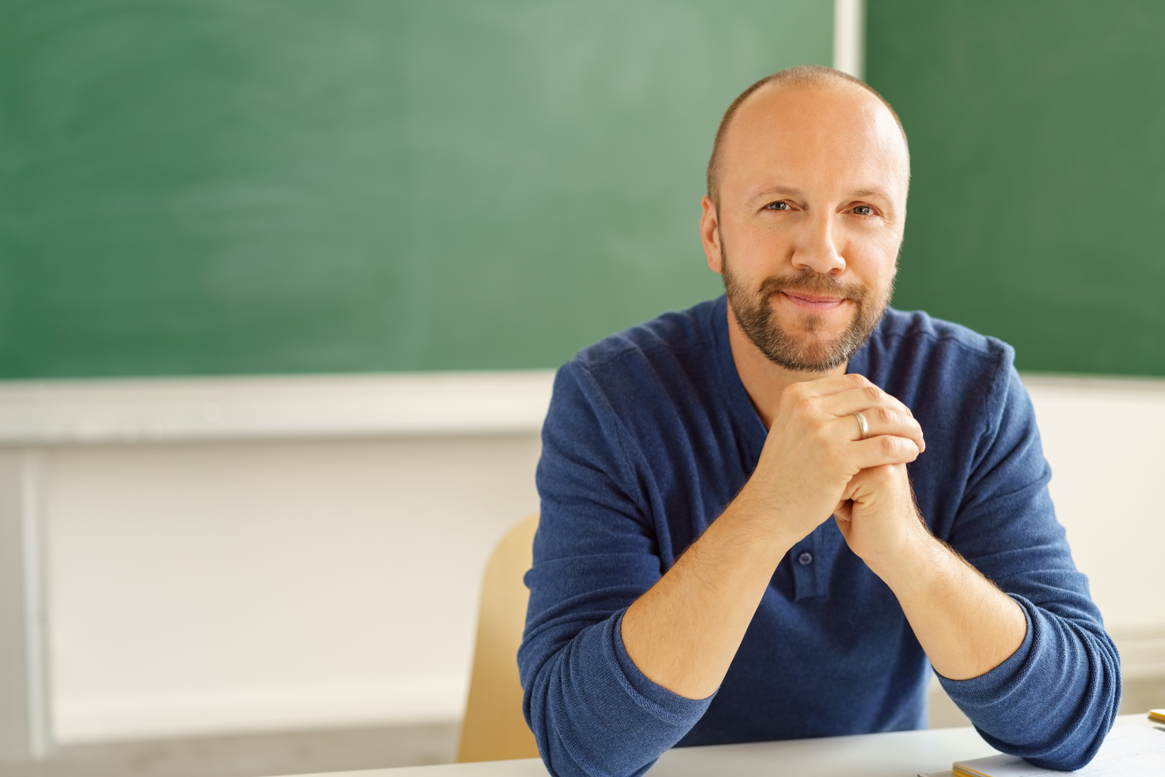 lehrer schaut mit fragendem blick