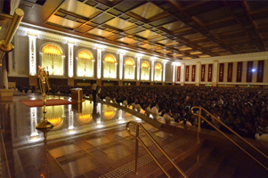 Imagem de capa - Esperando a reunião no Templo começar