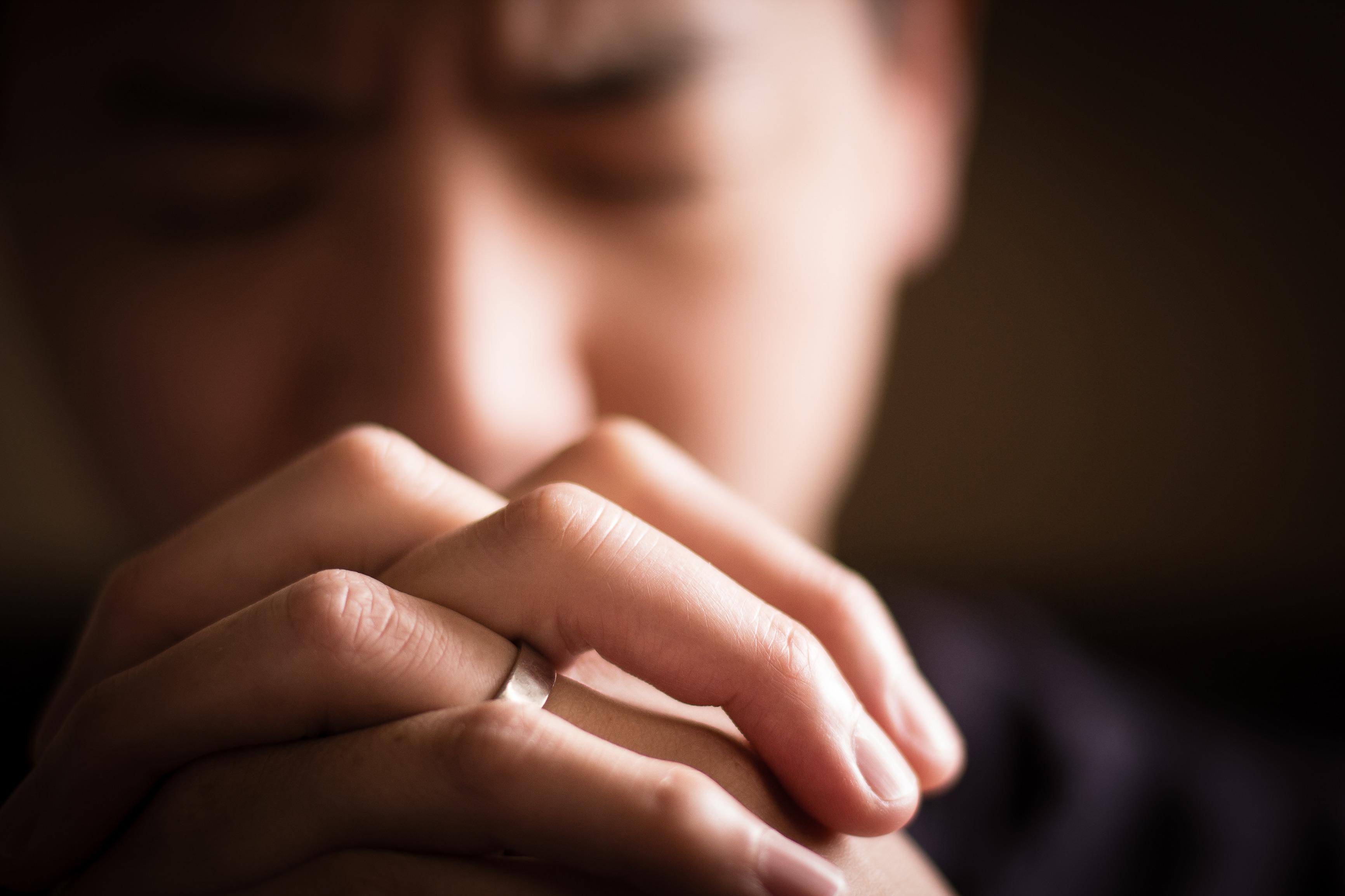 000023_Man20Praying20Wedding20Ring