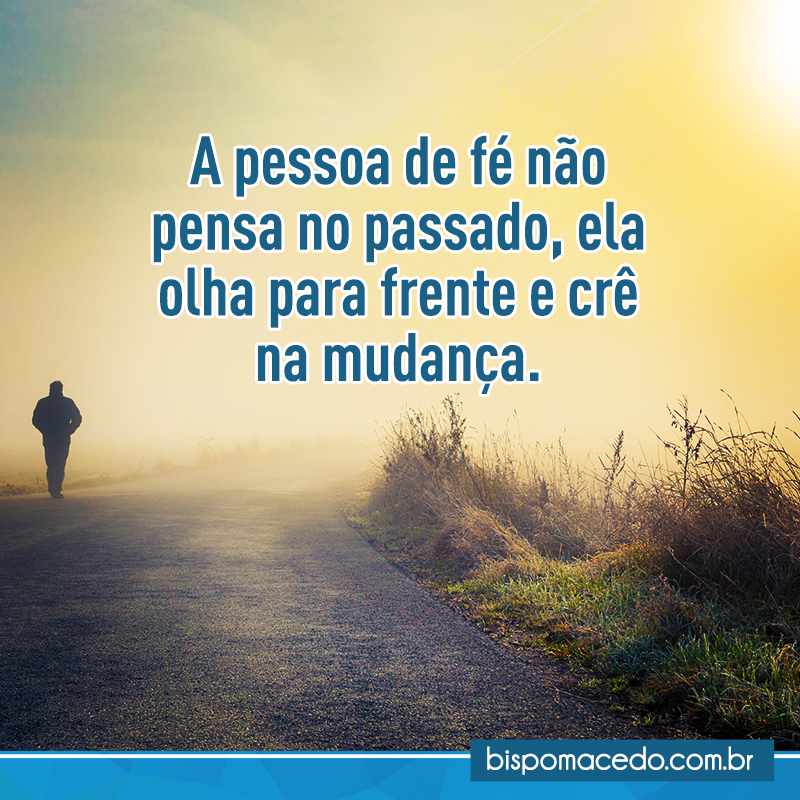 Homem caminhando pela natureza