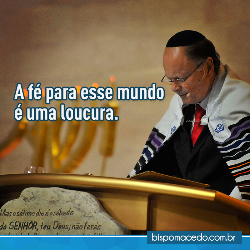 Bispo Edir Macedo orando