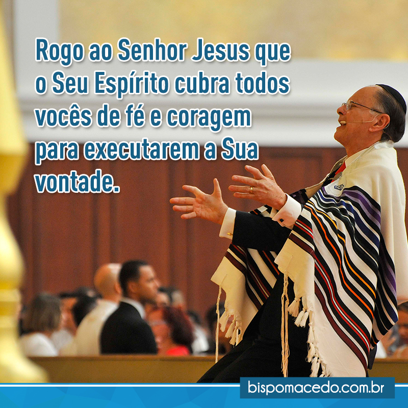 Bispo Edir Macedo orando ajoelhado