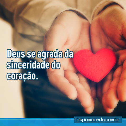 Duas mãos segurando um coração vermelho de papel