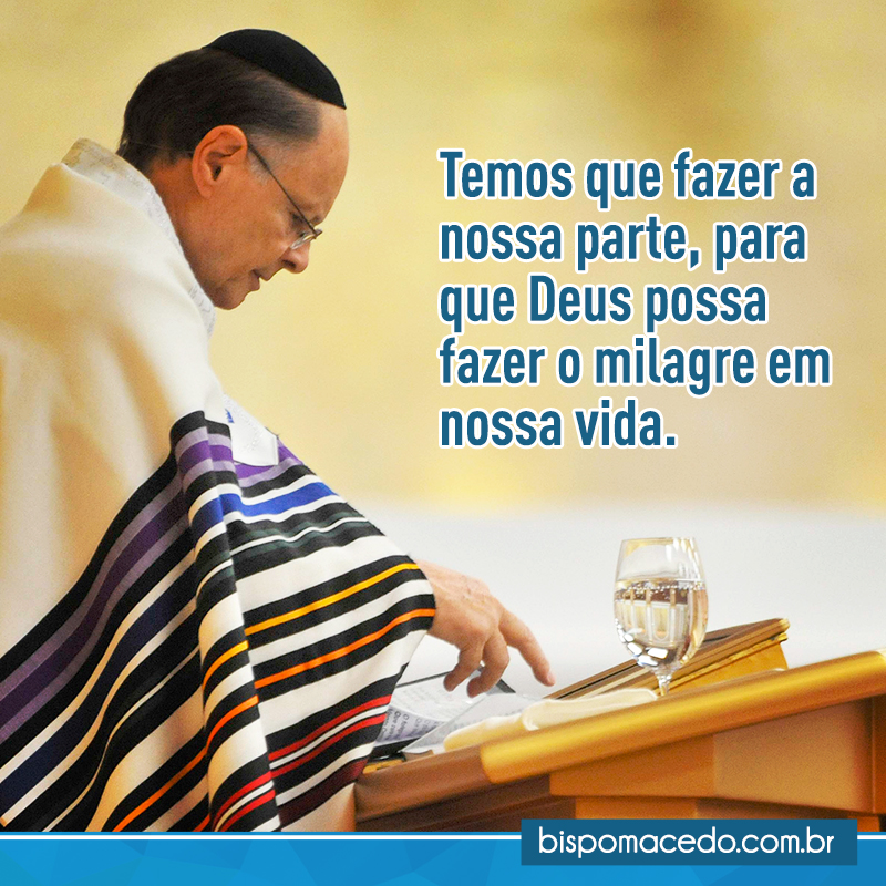 Bispo Edir Macedo lendo a Bíblia