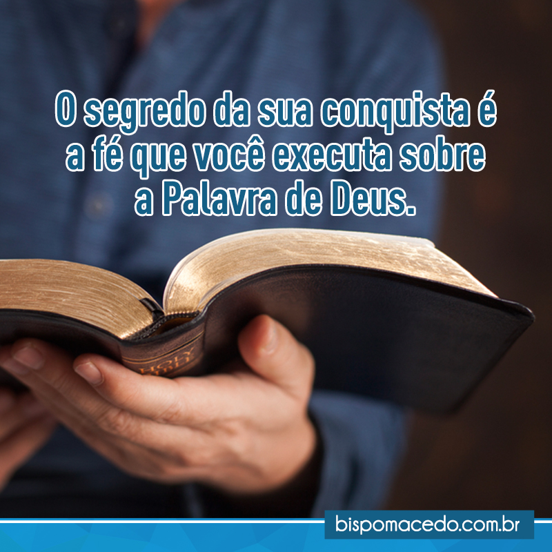 Mãos segurando uma Bíblia aberta