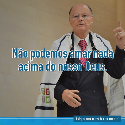 Bispo Edir Macedo apontando para o céu