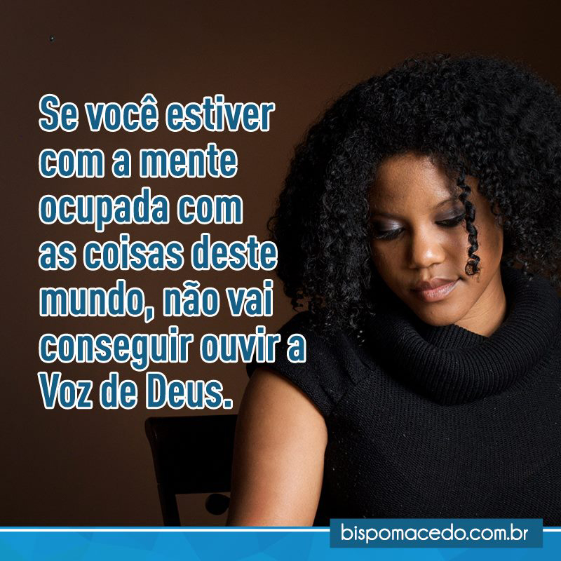 Mulher de cabeça baixa com a expressão no rosto triste