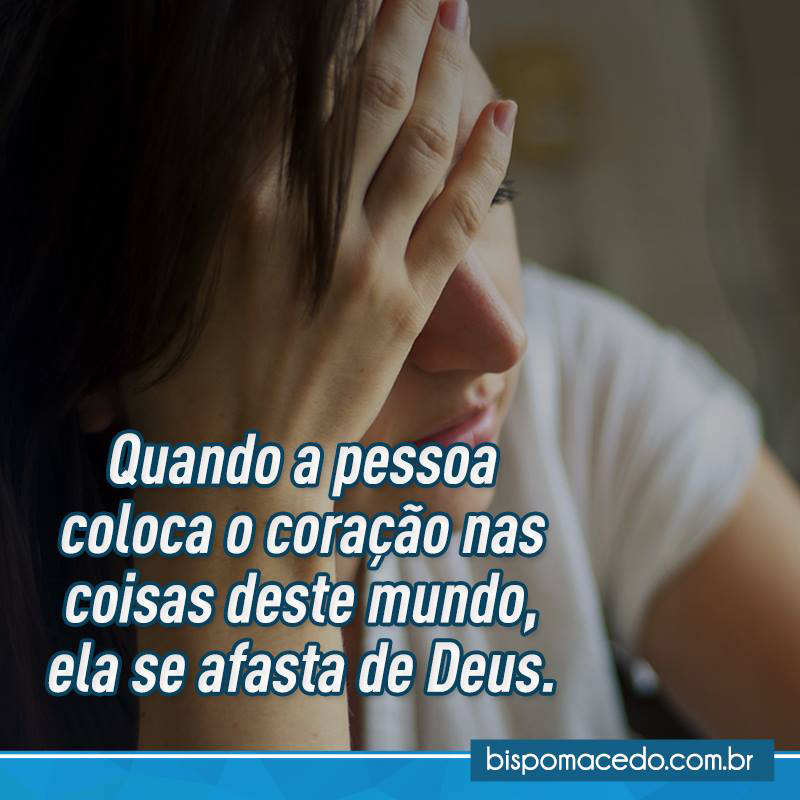 Mulher de cabeça baixa e com uma mão no rosto