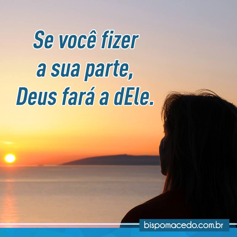 Mulher olhando para o pôr do sol sobre o mar