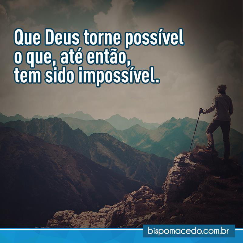 Alpinista nas montanhas olhando para o horizonte