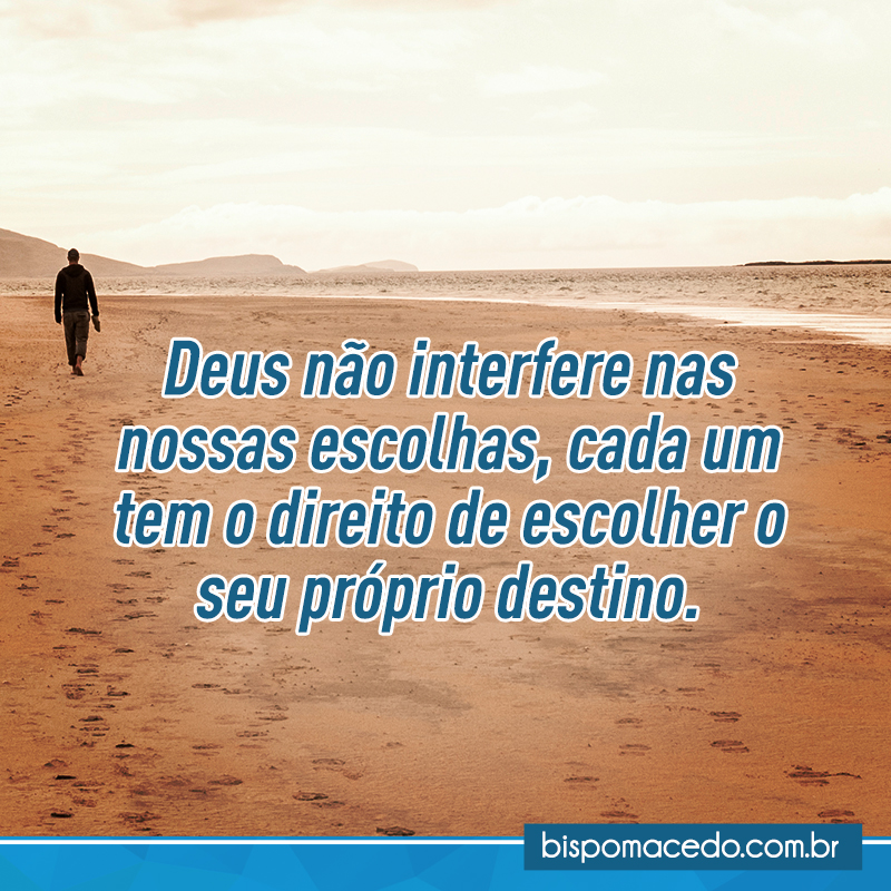 Homem caminhando na praia