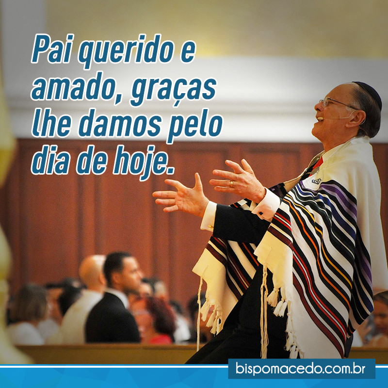 Bispo Edir Macedo orando de joelhos no Altar do Templo de Salomão