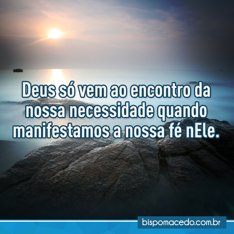 Paisagem com montanhas e o sol iluminando o mar