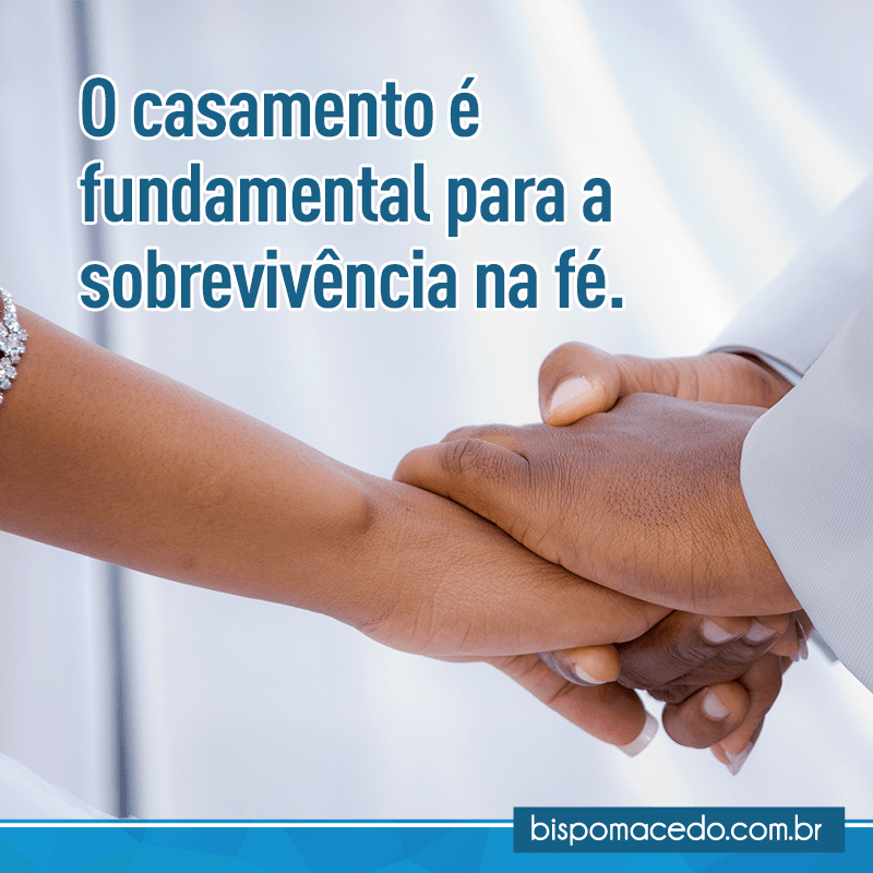 Casal de mãos dadas