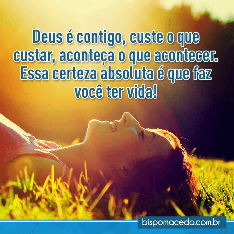 Mulher deitada na grama olhando para o céu e sorrindo com o sol no rosto