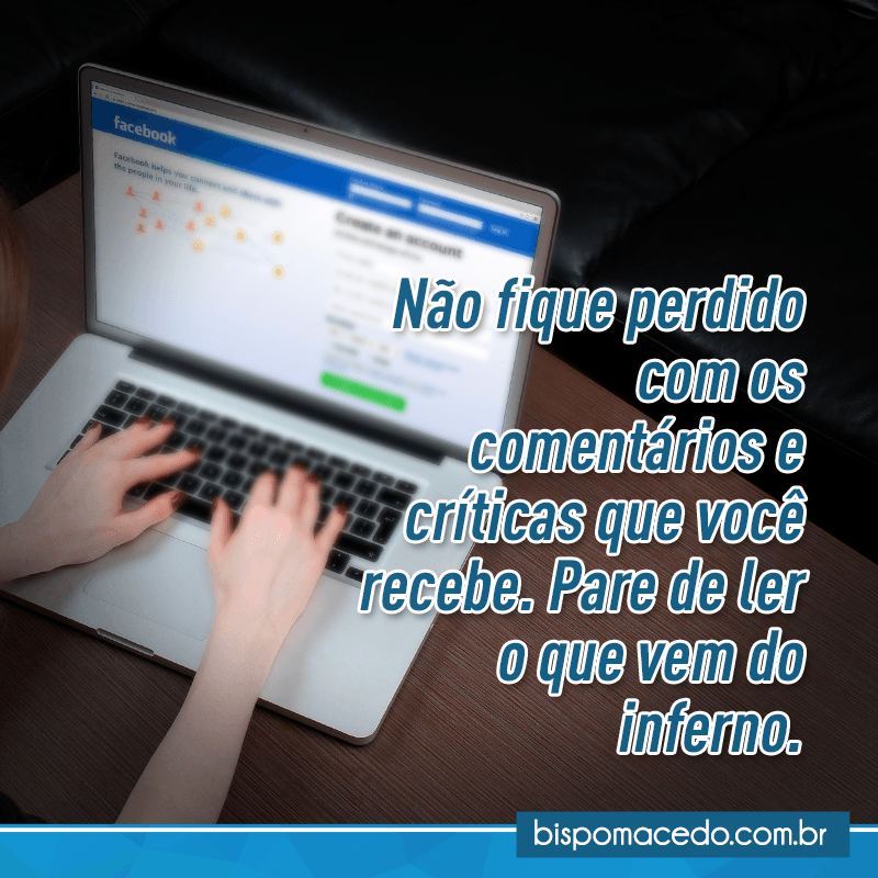 Pessoa navegando pelo Facebook