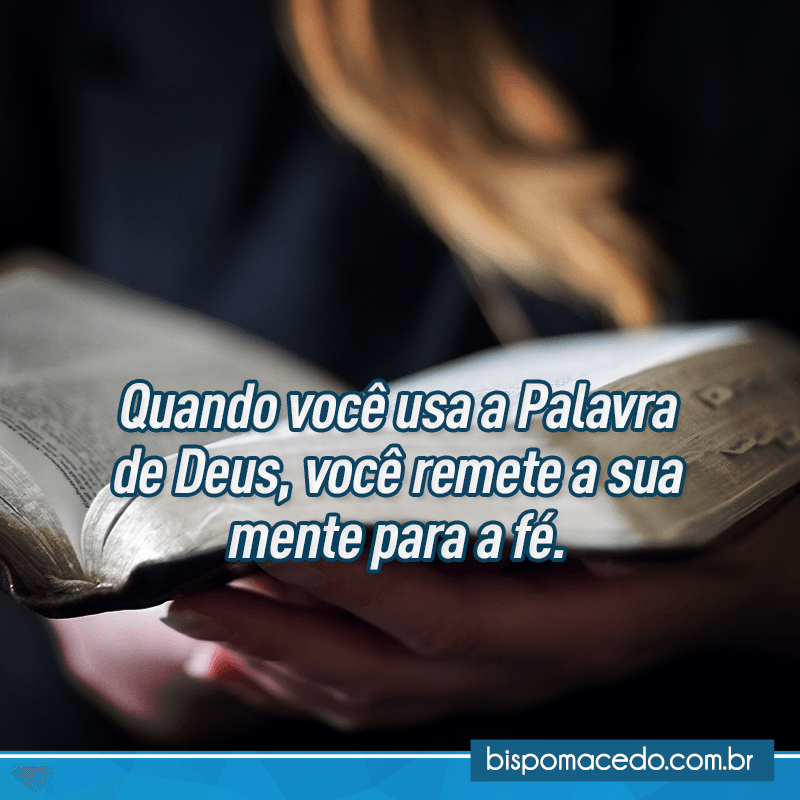 Pessoa meditando na Bíblia Sagrada