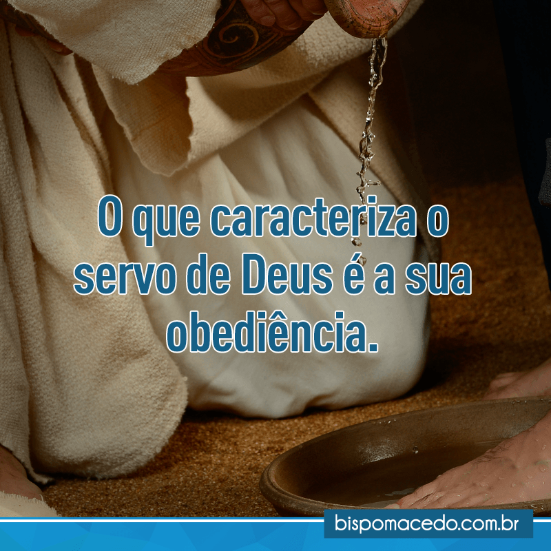 Pessoa lavando os pés de outra pessoa