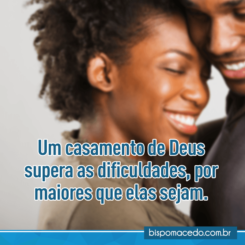 Casal sorrindo um para o outro