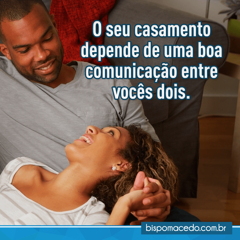 Casal sorrindo um para o outro