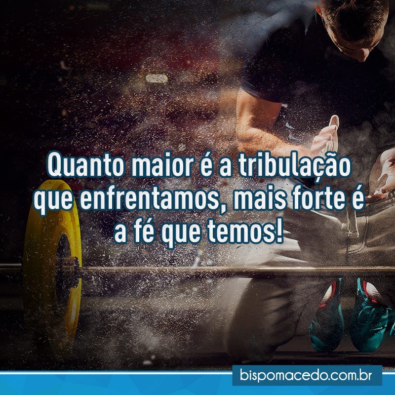 Homem pegando peso na academia