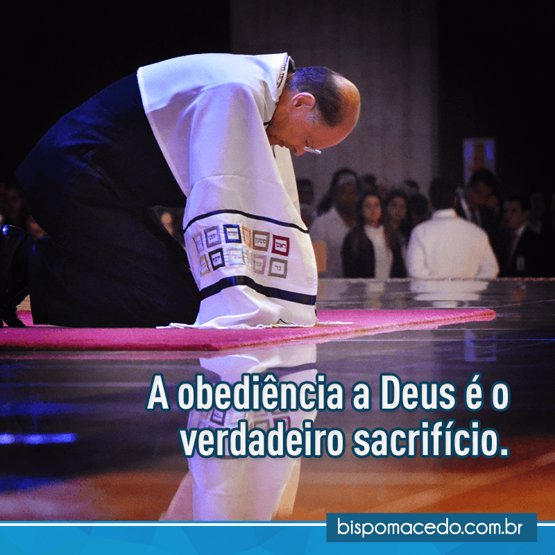 Bispo Edir Macedo ajoelhado no altar do Templo de Salomão