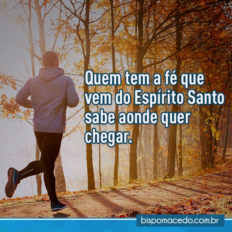 Homem correndo no bosque