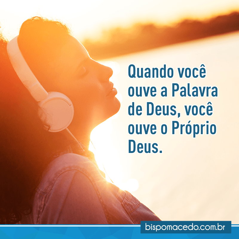 Mulher com fone de ouvido