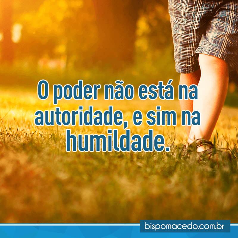 Criança andando na grama