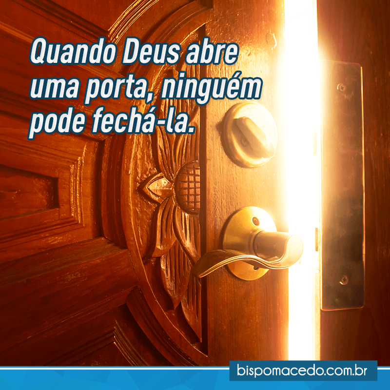 Porta de madeira aberta com uma luz saindo dela