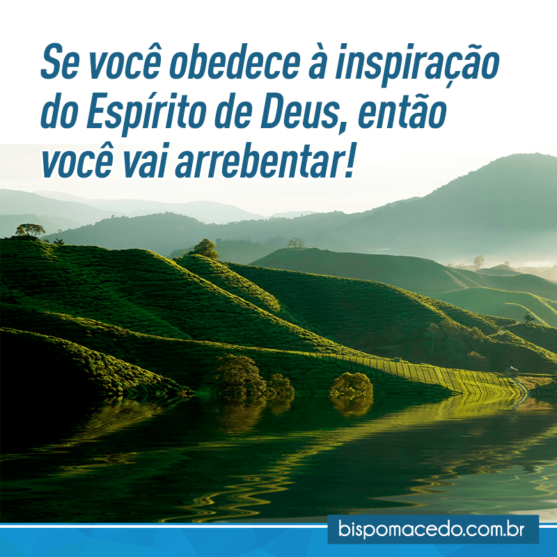 Paisagem com montanhas verdes, lago e céu nublado