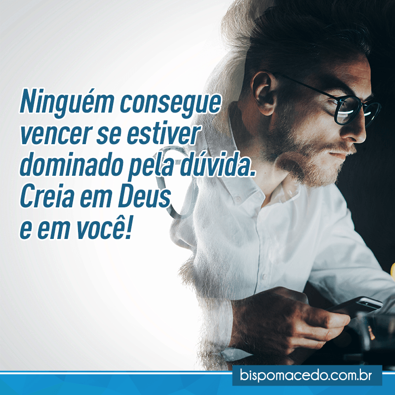 Homem mexendo no celular