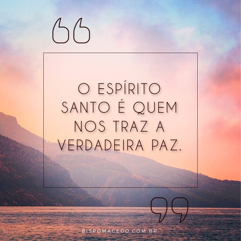 Paisagem com montanhas, mar e céu azul