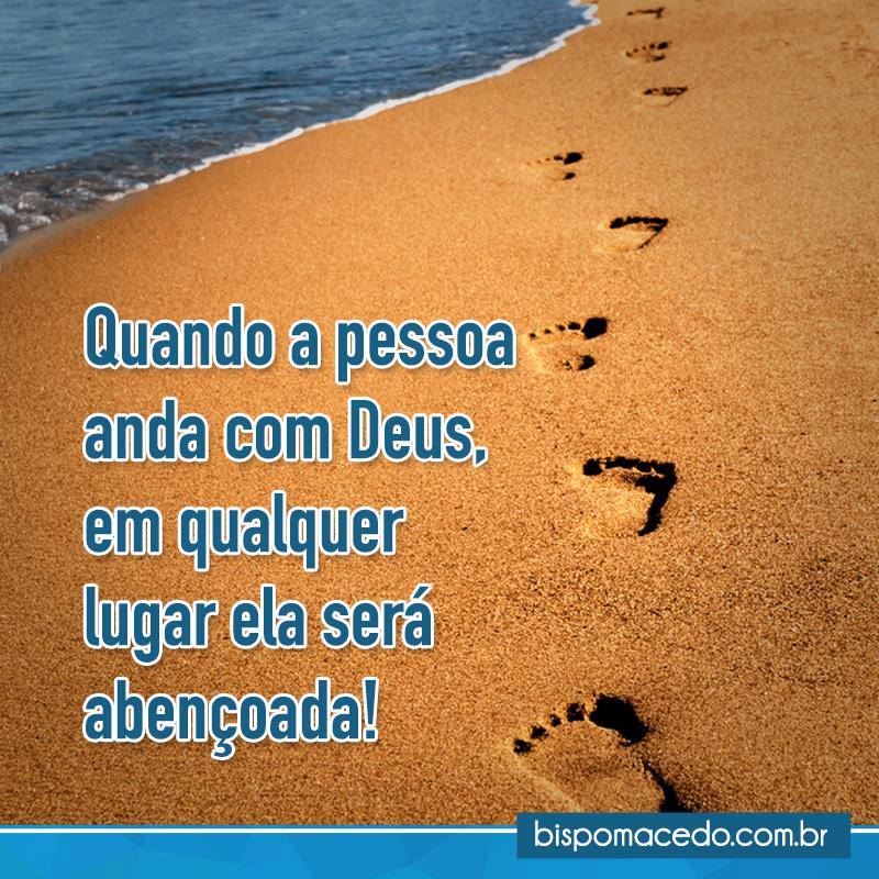 Pegadas na areia do mar