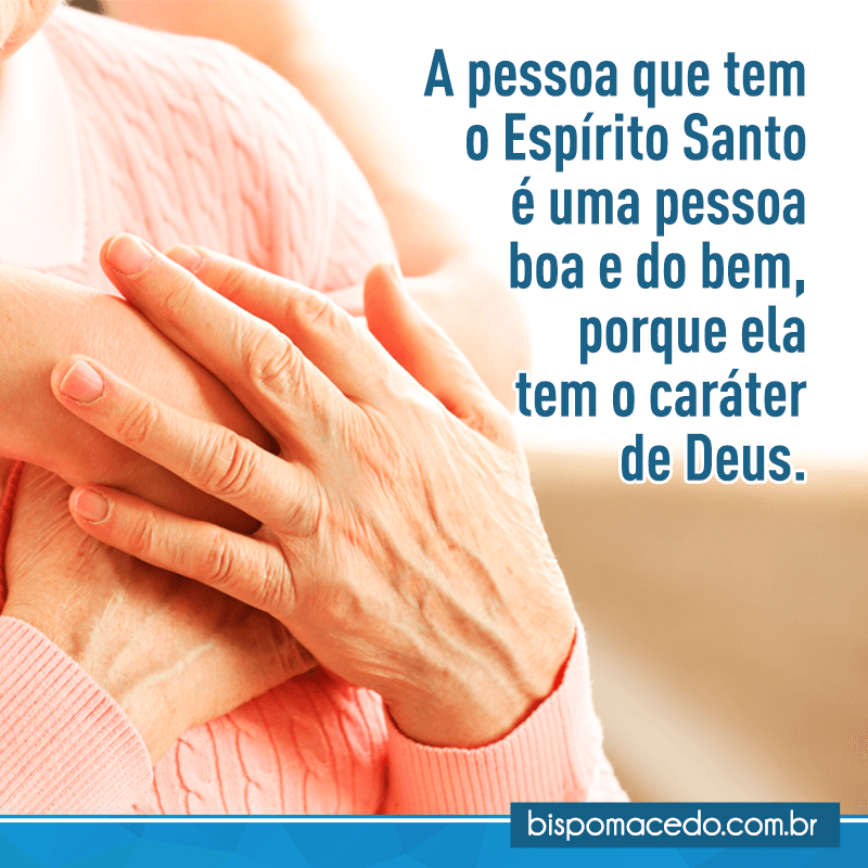 Mulher com as mãos no coração