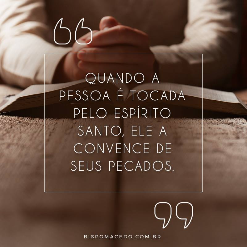 Pessoa meditando na Bíblia Sagrada