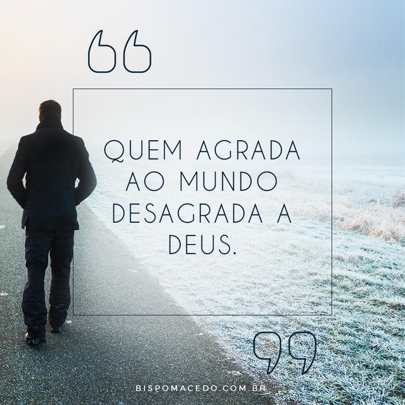 Homem caminhando na areia do mar