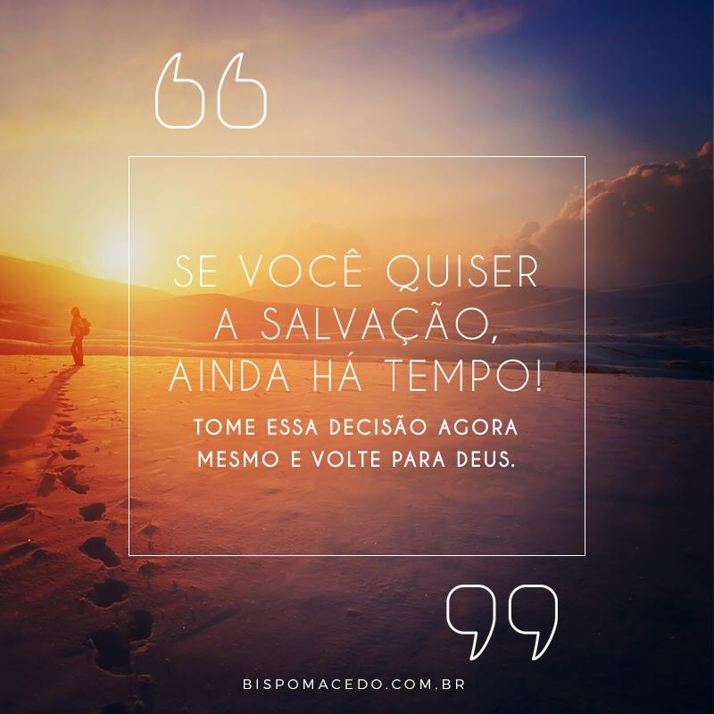 Pessoa caminhando na areia