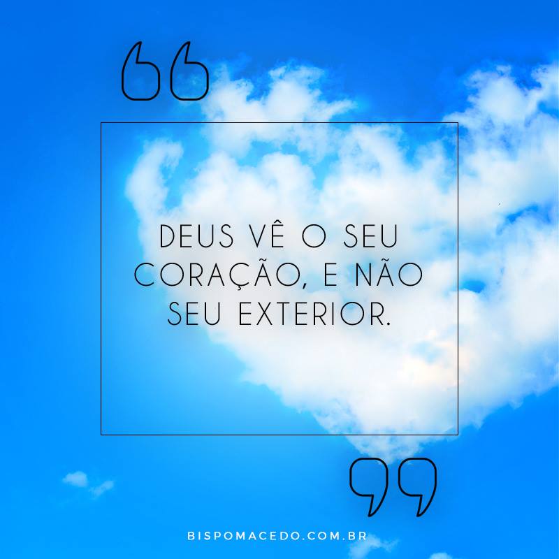 Coração formado com nuvens no céu azul claro