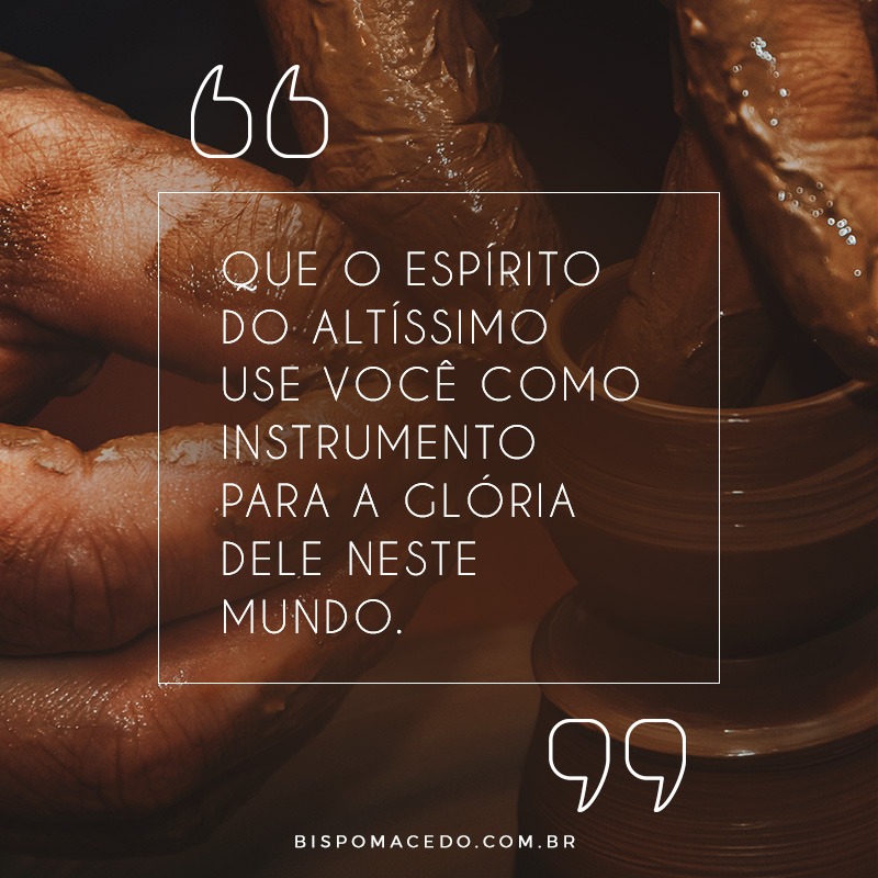 Barro sendo moldados nas mãos do oleiro