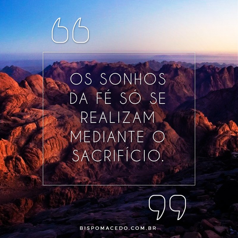 Paisagem com montes e o céu azul