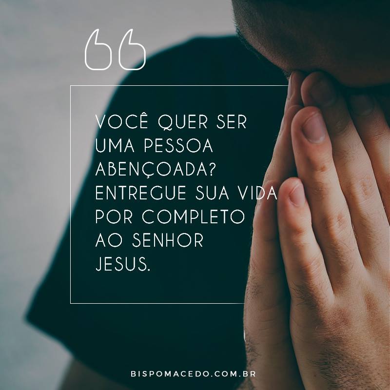 Pessoa de cabeça baixa orando