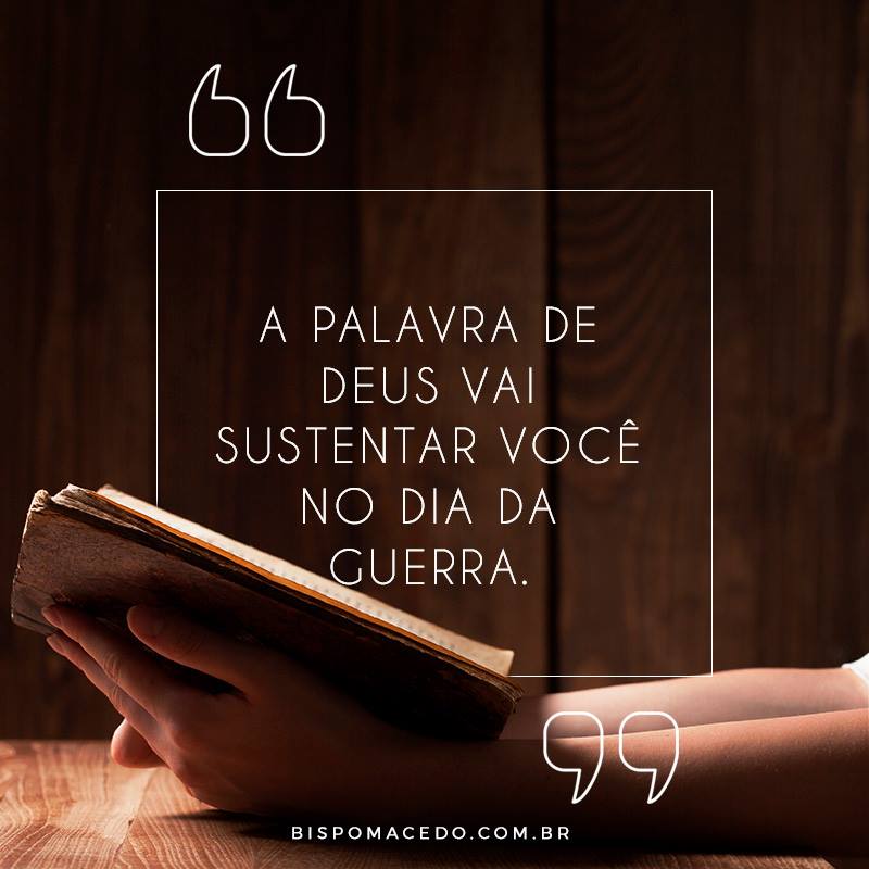 Pessoa meditando na Bíblia Sagrada