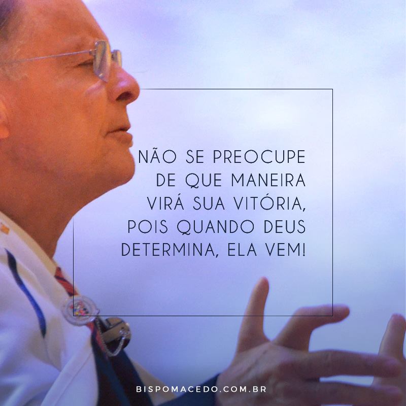 Bispo Edir Macedo orando no Templo de Salomão