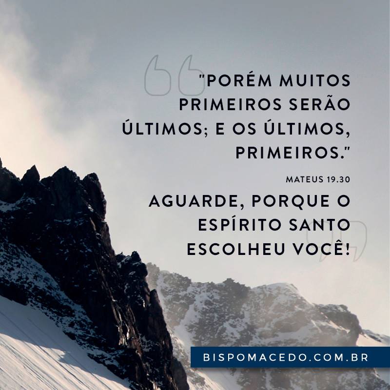 Paisagem com picos de montanhas cobertas com neve e céu com nuvens