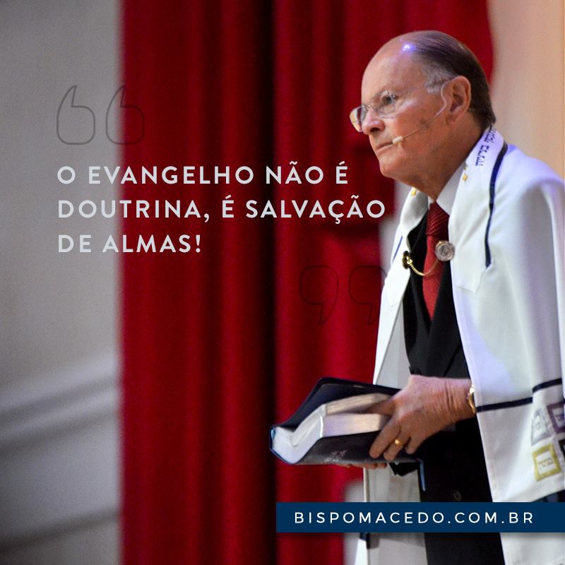 Bispo Edir Macedo no altar do Templo de Salomão com a Bíblia Sagrada nas mãos