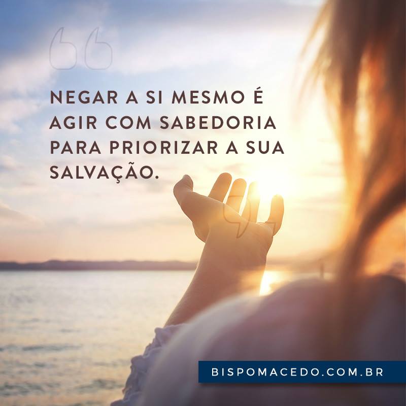 Pessoa de costas admirando a paisagem do mar, montanhas e céu.