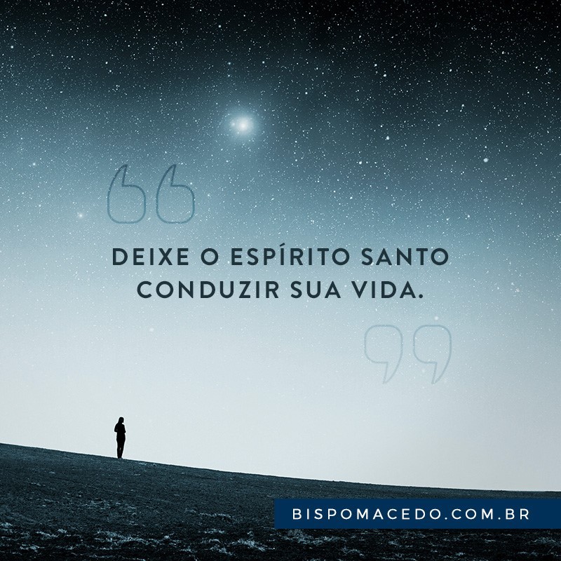 Pessoa na montanha olhando o céu estrelado