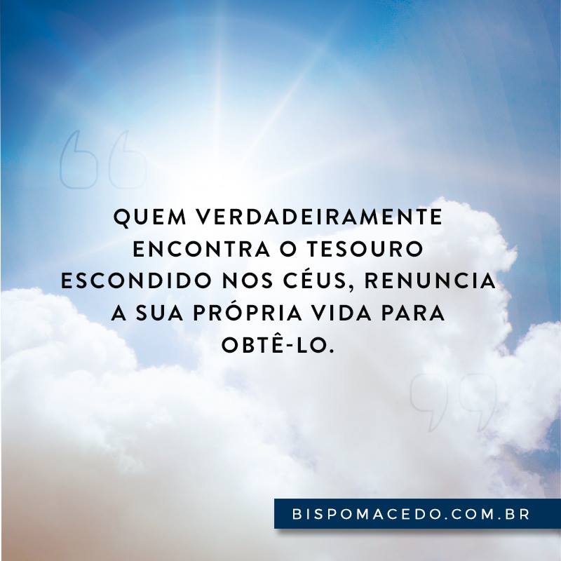 Céu azul com nuvens e o sol raiando